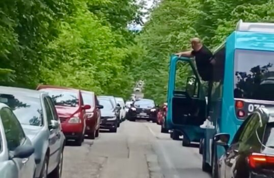 Nici prețul la pompă nu-i oprește. Piteștenii au umplut drumul spre Zoo cu mașini