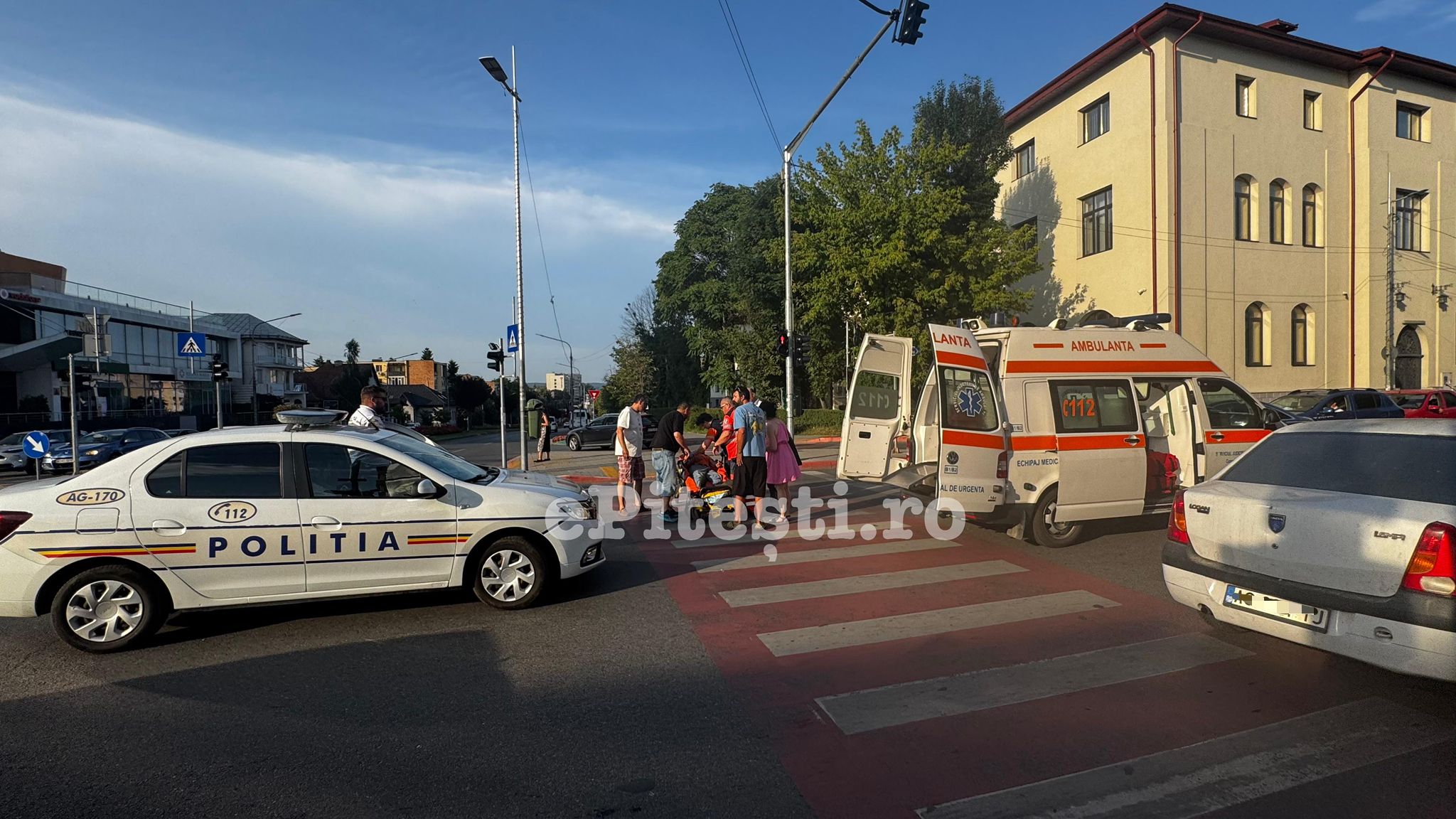 Pitești. Bărbat căzut în stradă, în fața unui Audi. La sosirea ambulanței, a fugit printre mașini