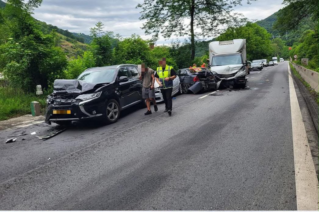 Haos pe DN7 Pitești–Sibiu! Accident în lanț grav cu victime multiple