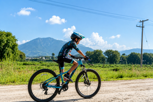 Pedalele care învață copiii să cucerească lumea, un centimetru după altul