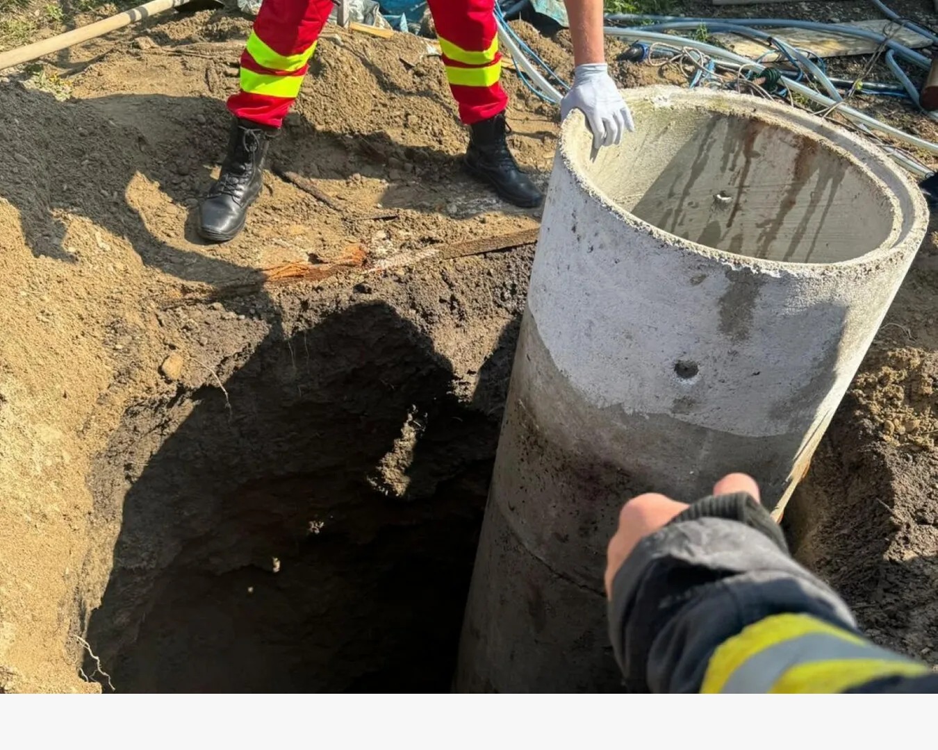 Grav! Fetiță de 8 ani, căzută într-o fântână