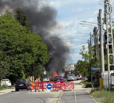 Mașină în flăcări lângă Pitești