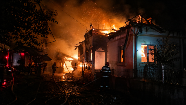 O casă din Argeș făcută scrum după un incendiu devastator