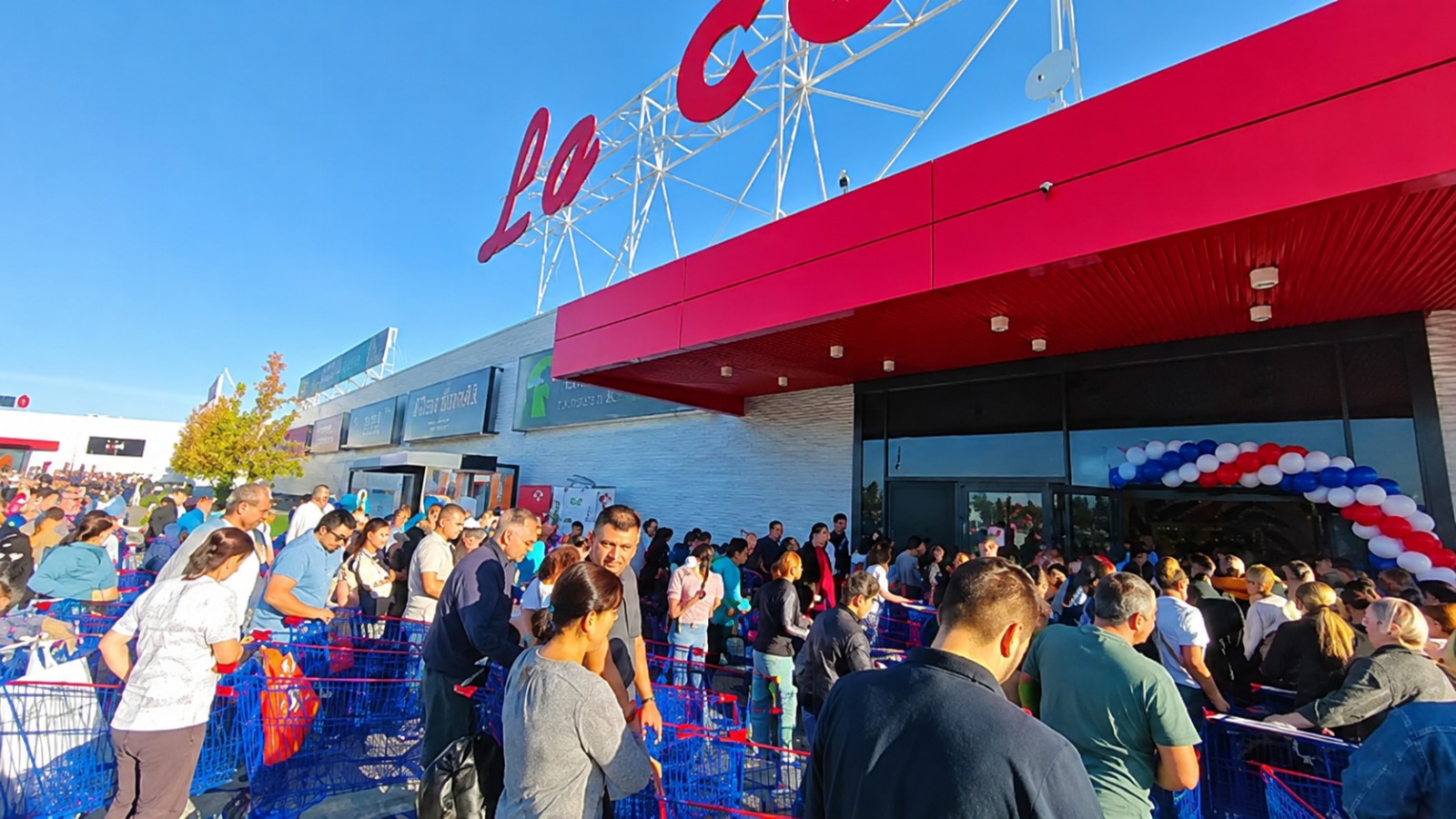 Supermarketul La Cocoș deschide un nou magazin! Orașul-surpriză