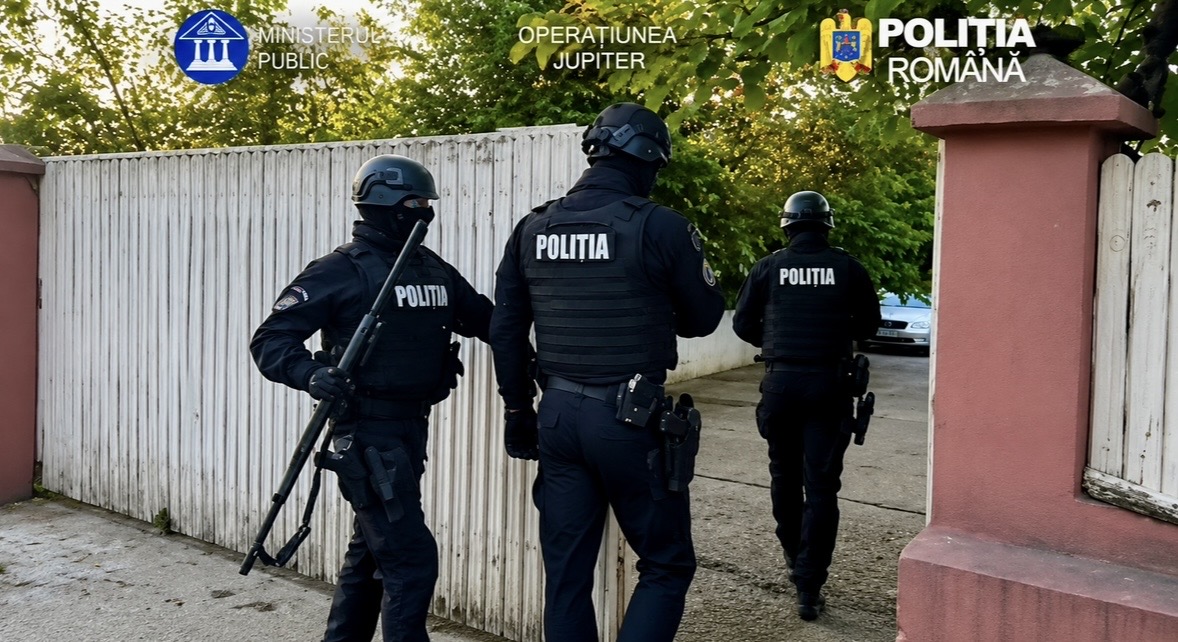 Percheziții în forță!