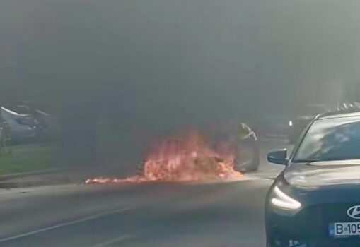 Mașină în flăcări în plin trafic!