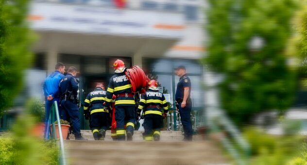 Doi elevi de 7 ani, răniți după ce o bancă s-a prăbușit peste ei