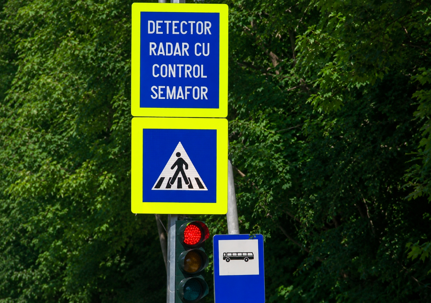 Noul coșmar al vitezomanilor! Primul semafor radar pe drumurile din România! Unde este