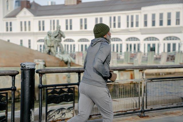 Confortul care a cucerit dulapurile masculine fără să ceară permisiune