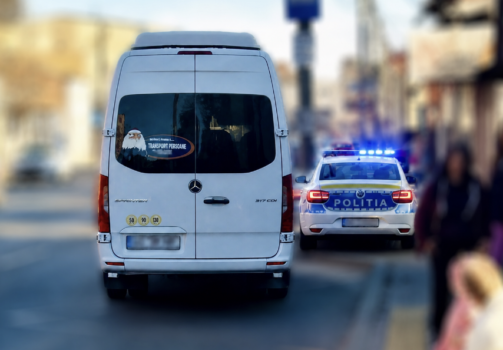 Șofer de microbuz, atacat de un pasager după ce i-a cerut să nu mai fumeze
