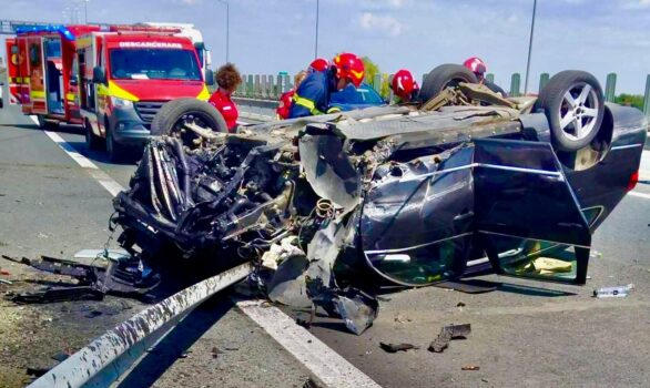Accident deosebit de grav pe A1: Mașină praf, femeie de 30 de ani încarcerată