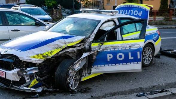 Accident grav! Autospecială de Poliție lovită de TIR