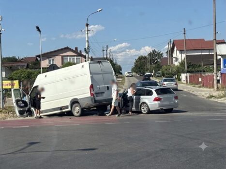 Accident în Argeș: Un BMW și o dubă implicate într-o coliziune