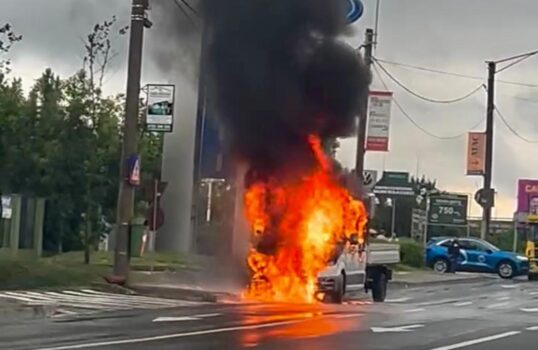 Autoutilitară mistuită de flăcări pe Șoseaua Capitalei, în această seară!