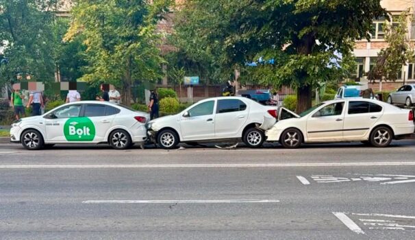 Pitești. Accident în lanț în Prundu! Un Bolt implicat!