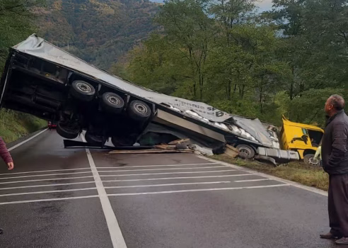 Trafic complet blocat pe DN7! Mastodont răsturnat