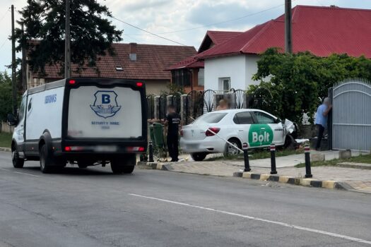 Accident lângă Pitești! Un șofer de Bolt a intrat în gardul unei case