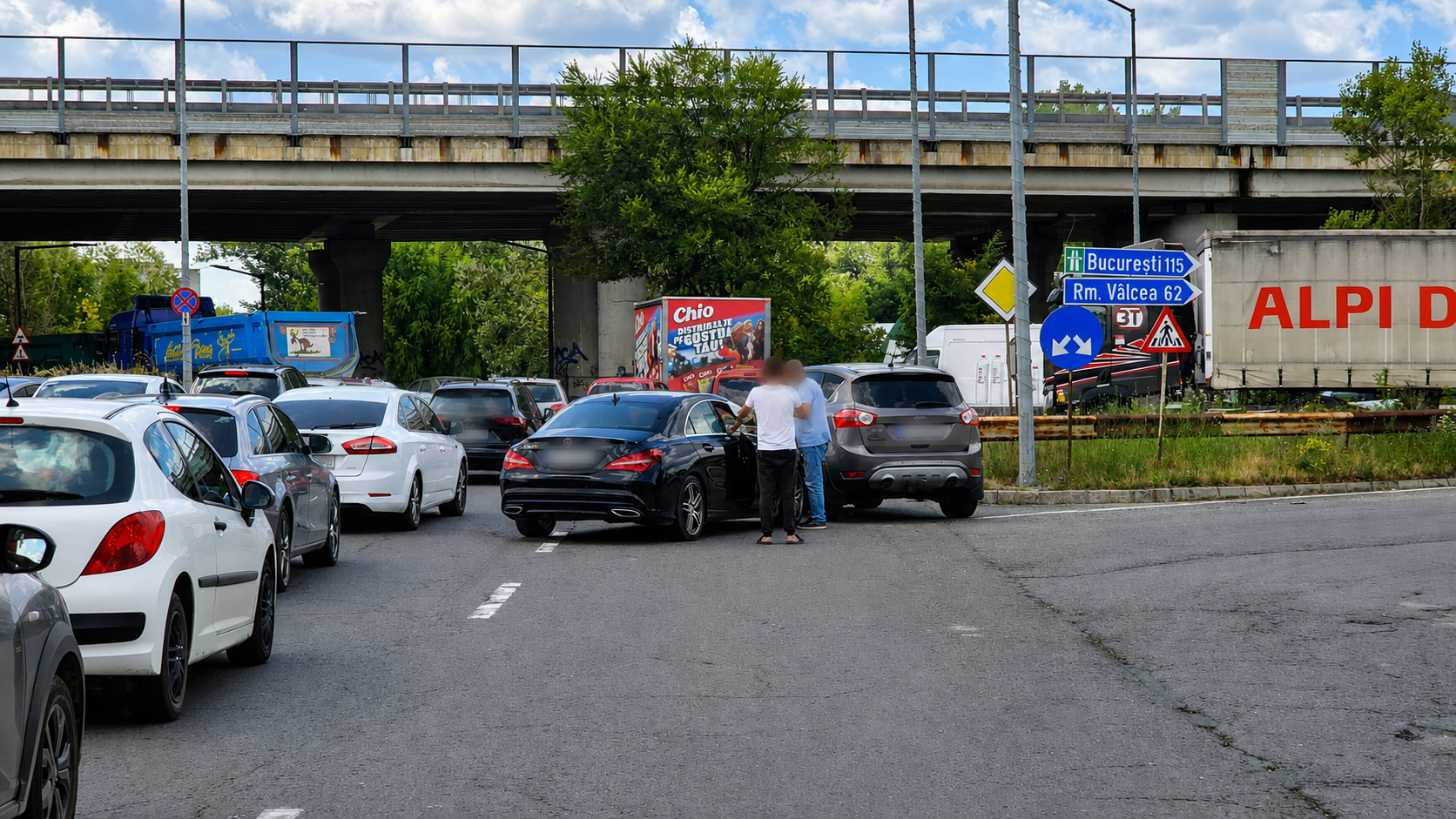Pitești: Bolid Mercedes implicat într-un accident la Podul Viilor. Trafic blocat