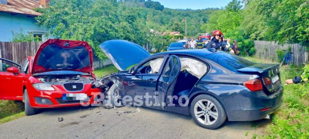Accident, acum, în Argeș: Doi tineri au nevoie de ajutor