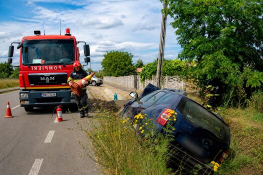 Accident la Oarja, în Argeș. Mașină răsturnată după ce a lovit un cap de pod!O femeie a fost rănită