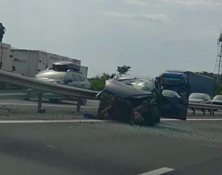 O mașină s-a făcut zob după impactul cu parapetul pe A1 București-Pitești