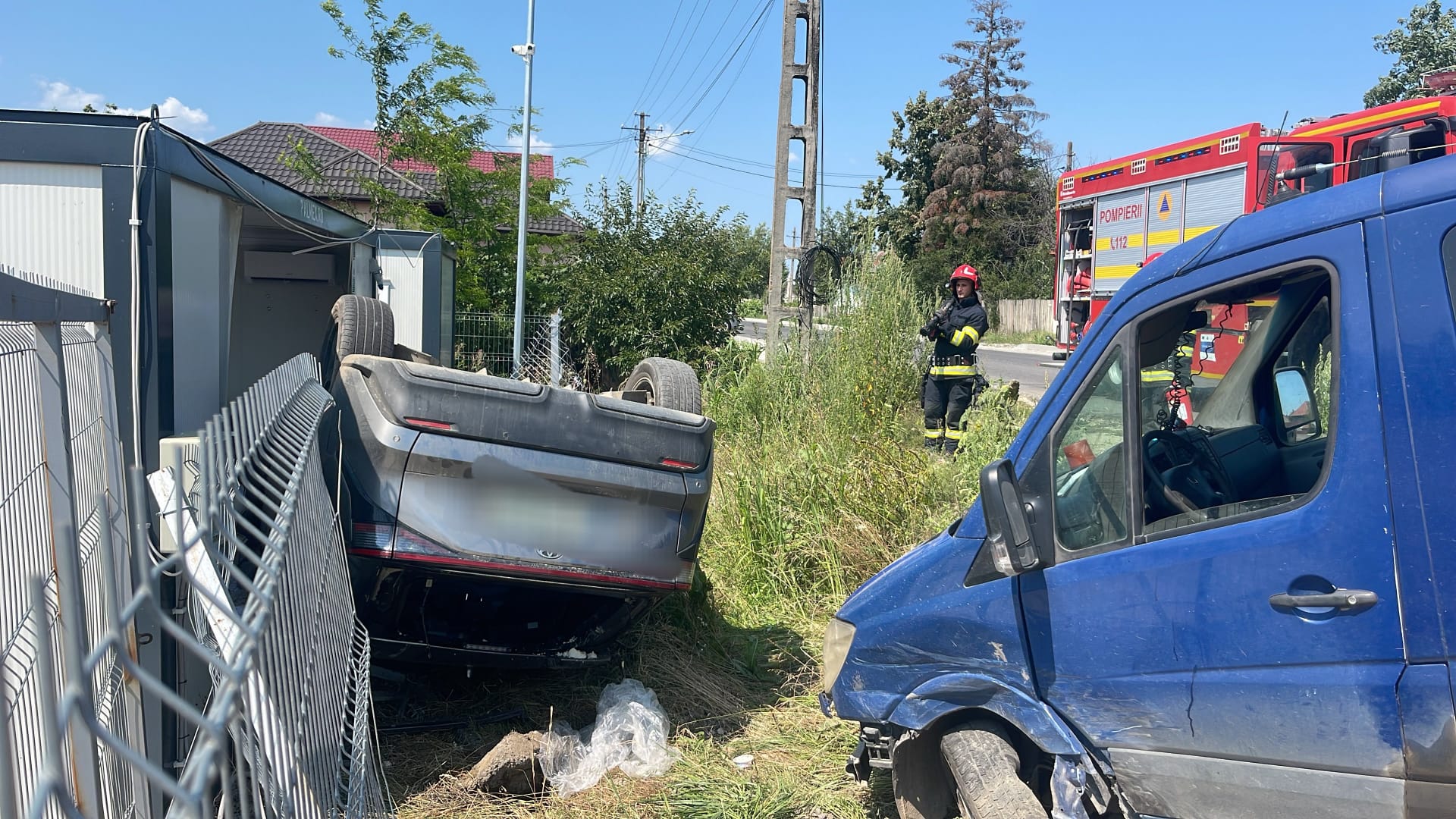 Accident în Lunca Corbului, Argeș. Un autoturism s-a răsturnat și a distrus gardul unei locuințe