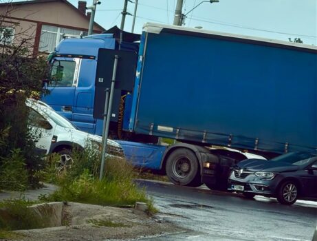 Accident rutier la intrarea în Topoloveni. TIR și autoturism implicate