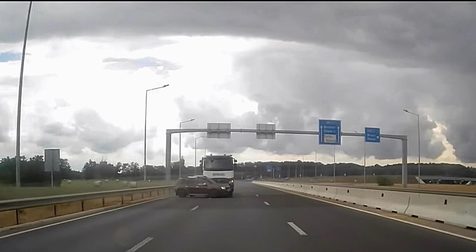Accident live pe autostradă! O basculantă a luat un Duster "tărâș"!
