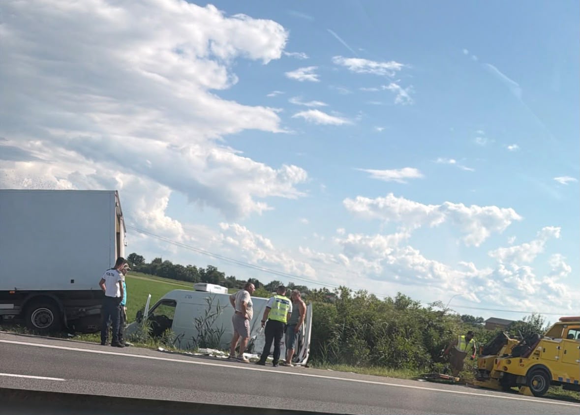Accident grav pe A1 Pitești-București: O dubă și un TIR au ajuns în șanț