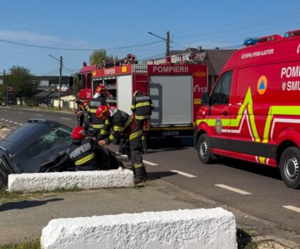 Accident grav pe DN 65, în Albota-Argeș! Mașină intrată într-un cap de pod. O persoană este întinsă pe carosabil