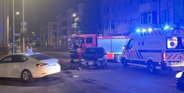 Accident în centrul Piteștiului, în miez de noapte. Două mașini implicate, o persoană asistată medical