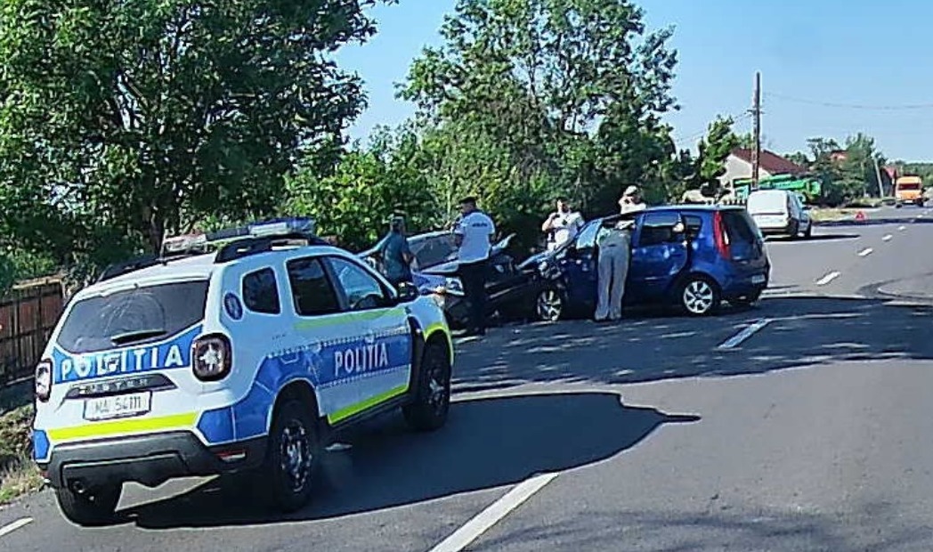 Impact frontal la Cerbu, în Argeș. Mai multe vehicule implicate după o depășire riscantă