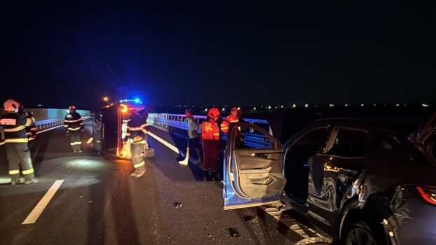 Accident pe DEx12. Un Range Rover s-a răsturnat după impactul cu un alt autoturism