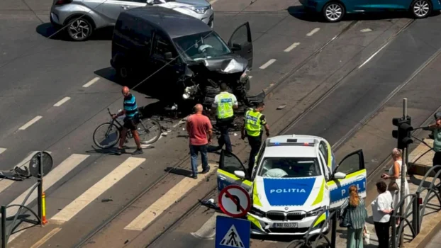 Accident cu autospecială BMW de Poliție și o dubă în București. Trafic blocat pe Șoseaua Ștefan cel Mare
