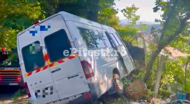 UPDATE. Accident grav la Câmpulung: 10 victime, o persoană resuscitată după ce un microbuz a lovit un copac – Plan Roșu activat