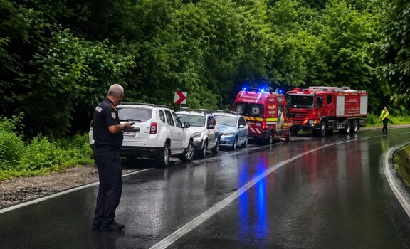 Accident în zona șantierului Autostrăzii A1 Sibiu–Pitești. Un bărbat a rămas încarcerat la Momaia