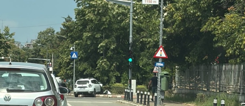 Accident pe bulevardul Petrochimiștilor din Pitești. O mașină a rupt gardul viu și a ajuns pe trotuar