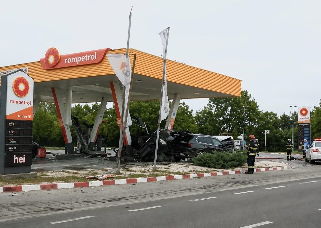 Accident grav la Rompetrol, în Dolj. Două autoturisme s-au izbit în pompele de carburant