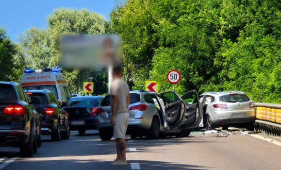 Accident grav, cu multiple victime, pe DN 7 Pitești-Sibiu: Copii printre răniți