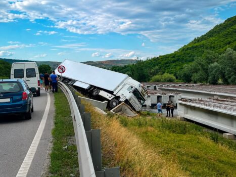 Accident deosebit de grav pe DN7 Pitești- Sibiu! Un TIR s-a răsturnat