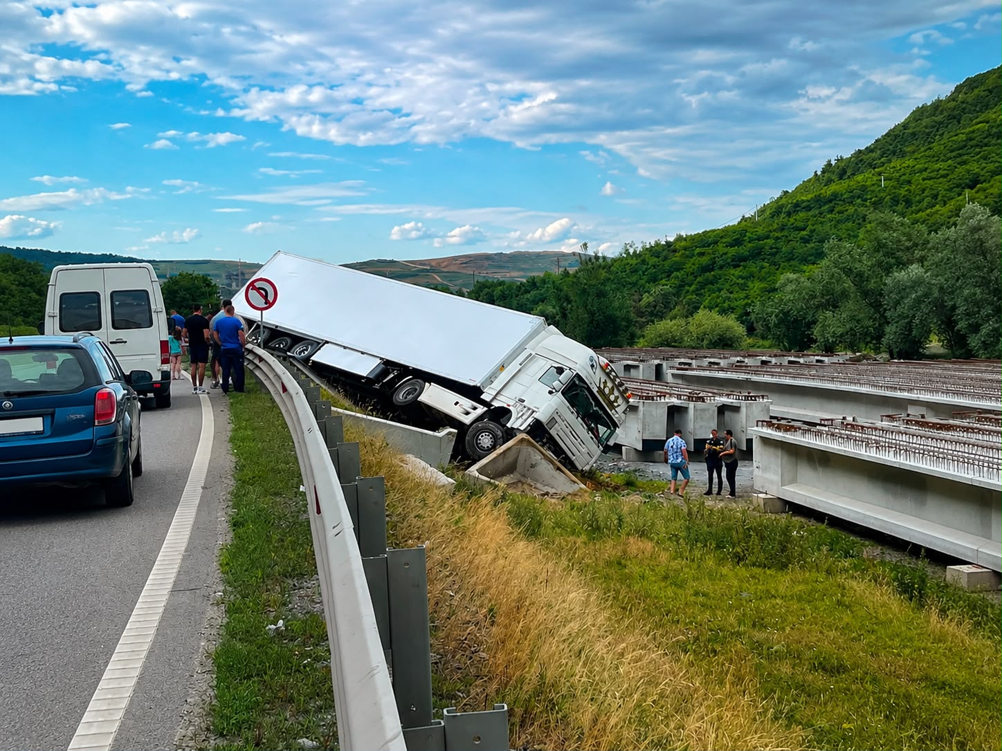 Accident deosebit de grav pe DN7 Pitești- Sibiu! Un TIR s-a răsturnat
