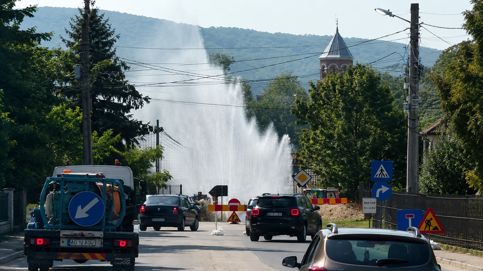 Grav! Apa țâșnește din carosabil în Curtea de Argeș!