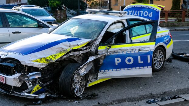 Autospecială de Poliție izbită de un autocar. Agenți și o tânără, răniți în accident