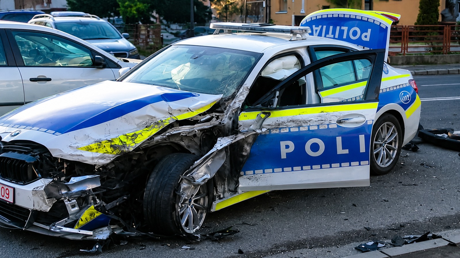 Autospecială de Poliție izbită de un autocar. Agenți și o tânără, răniți în accident