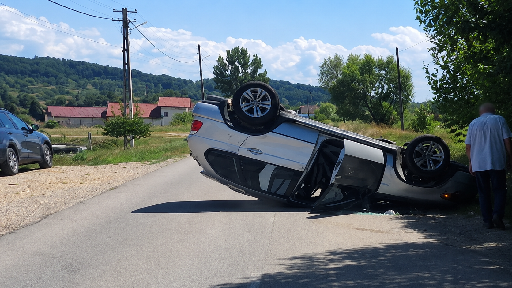 Accident șocant! S-a răsturnat cu BMW-ul, intervenție de urgență