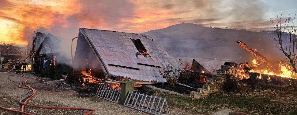 Incendiu puternic la o pensiune din Câmpulung. Șase autospeciale intervin
