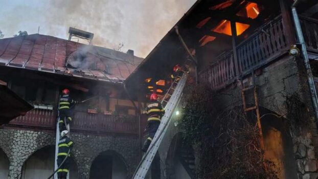 Incendiu devastator la Mănăstirea Bisericani. Un bărbat a murit carbonizat