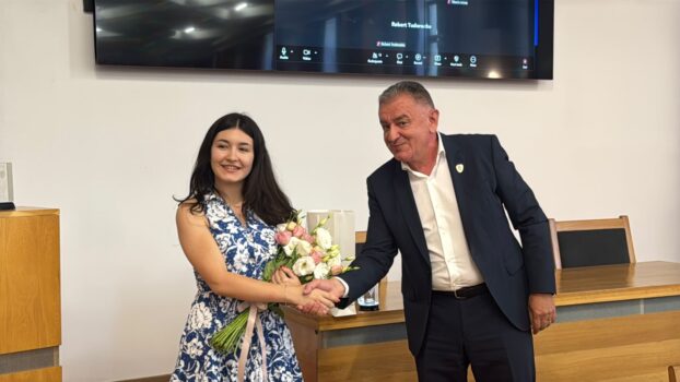 Mara Stan, singura elevă din Argeș cu media 10 la Bac, premiată la Pitești cu 5.000 de lei