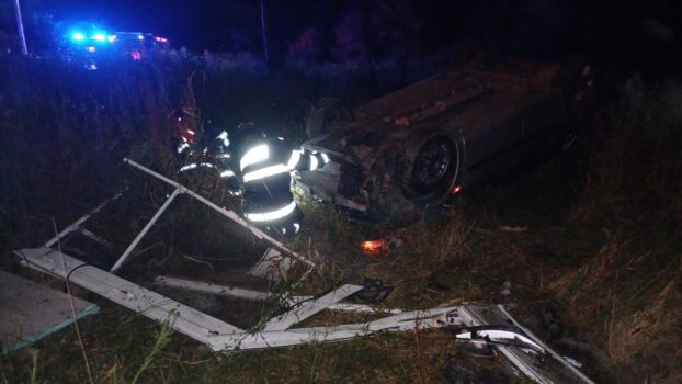 Accident în Buzoiești, Argeș. Mașină răsturnată pe plafon, trei persoane transportate la spital