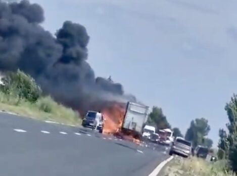 Un TIR încărcat cu ulei arde violent, circulația este paralizată